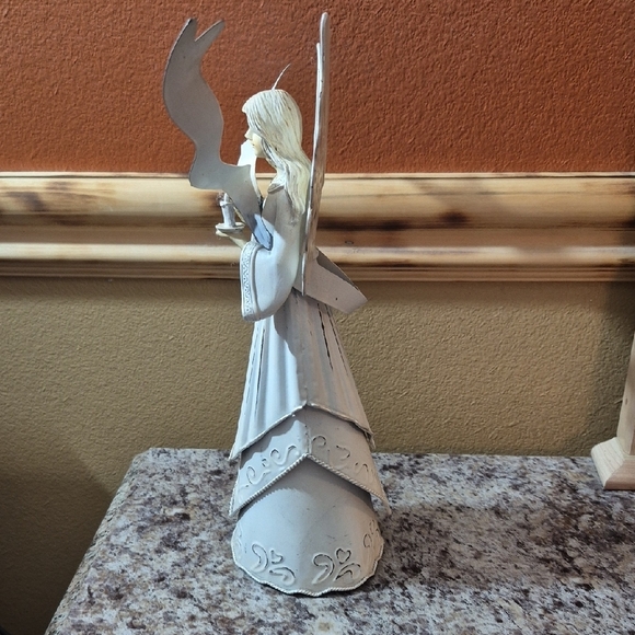 Source Unknown Serene Angel Sculpture in Cream and White, Metal. - Picture 3 of 7